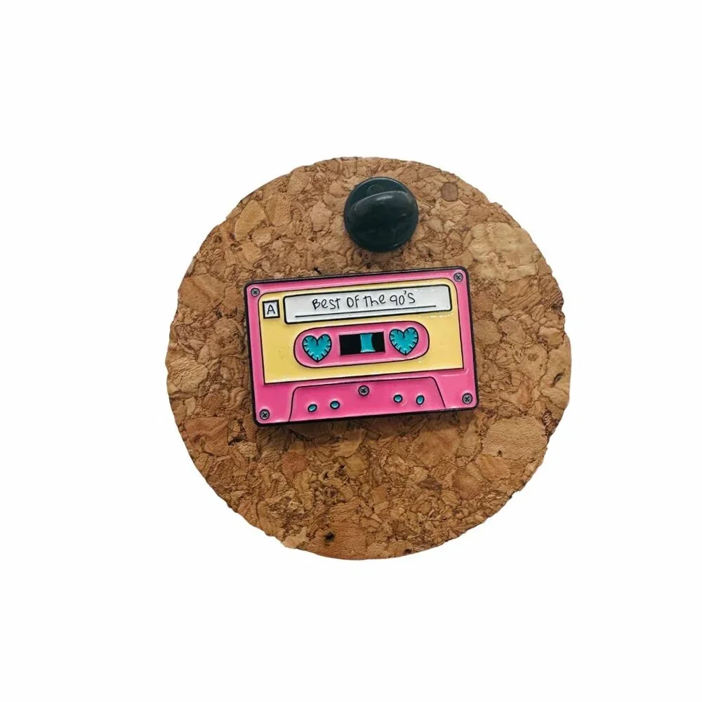 ✨Badge Cassette Tape Best of the 90s Retro Enamel Pin Broch Pink Vintage Vibes✨ - Picture 4 of 5